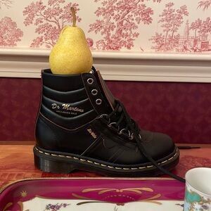 UNWORN Dr. Martens boots